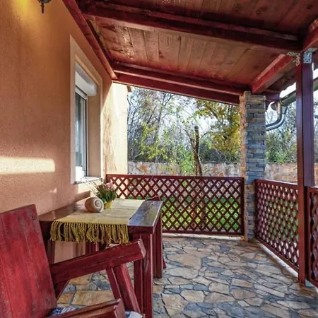 Rustic Retreat In Guest house *