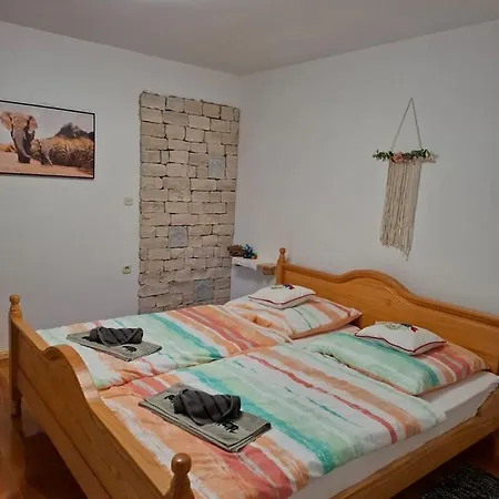 Rustic Retreat In Guest house
